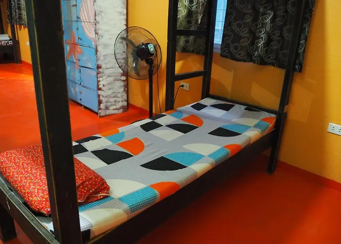 Lovely Diver Den Malapascua
