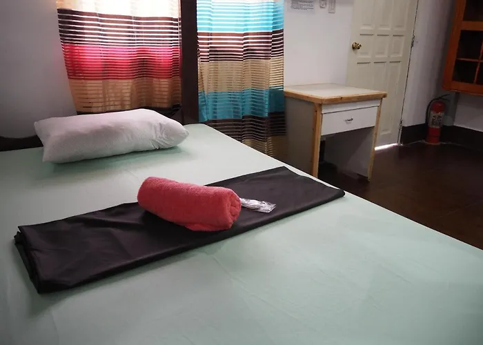 Lovely Diver Den Malapascua